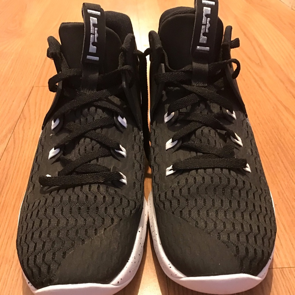 Nike LeBron Witness 5 Shoes